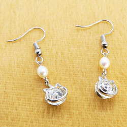 かわいい猫フレームのスワロフスキー・クリスタルと淡水パールを組み合わせた大人可愛いフックピアス 7枚目の画像