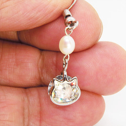 かわいい猫フレームのスワロフスキー・クリスタルと淡水パールを組み合わせた大人可愛いフックピアス 8枚目の画像