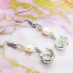 かわいい猫フレームのスワロフスキー・クリスタルと淡水パールを組み合わせた大人可愛いフックピアス 10枚目の画像