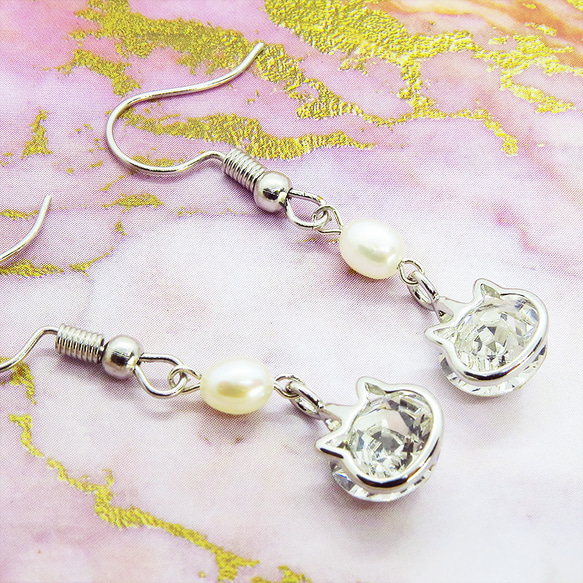 かわいい猫フレームのスワロフスキー・クリスタルと淡水パールを組み合わせた大人可愛いフックピアス 10枚目の画像