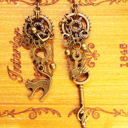 アンティークゴールド 猫と歯車・ギアのスチームパンク風アシンメトリー ピアス Vol.5 鍵 時計の針 チェーン 6枚目の画像