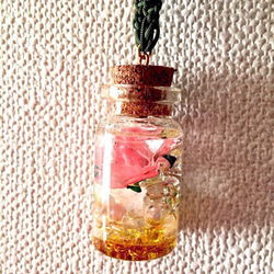 薔薇の瓶詰めオルゴナイトのマクラメネックレス 1枚目の画像