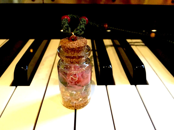 薔薇の瓶詰めオルゴナイトのマクラメネックレス 5枚目の画像