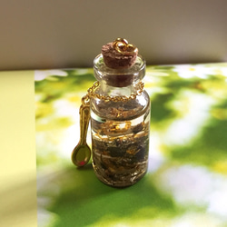 小さなお茶会ハーブティーボトルのネックレス 2枚目の画像