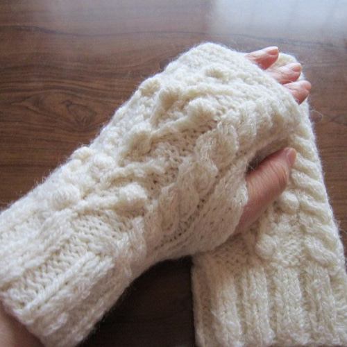○ アルパカウール アラン模様のハンドウォーマー（生成り）/手のひら