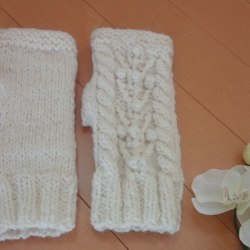 ○ アルパカウール アラン模様のハンドウォーマー（生成り）/手のひら