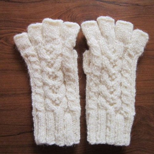 ○○ アルパカウールで編んだ アラン模様の指先なし五本指手袋（無染色