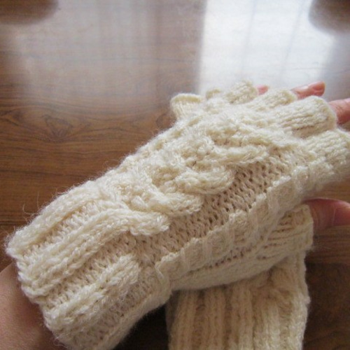 ○○ アルパカウールで編んだ アラン模様の指先なし五本指手袋（無染色