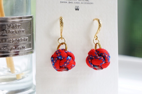 パラコードピアス(赤)/イヤリングに変更可 ピアス（フック・チェーン