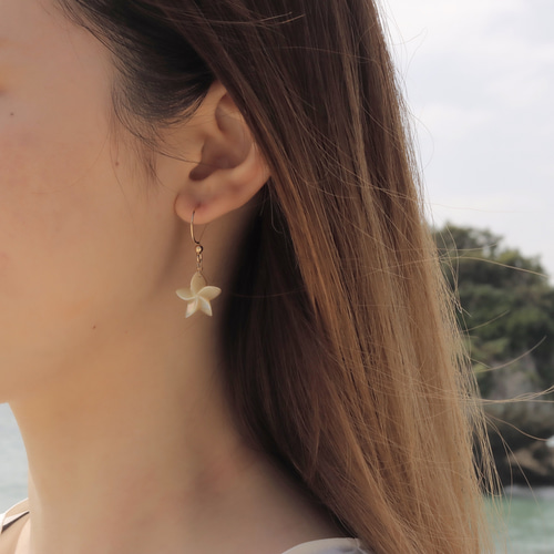 夜光貝 プルメリア 14kgf ピアス《イヤリング変更可》 ピアス