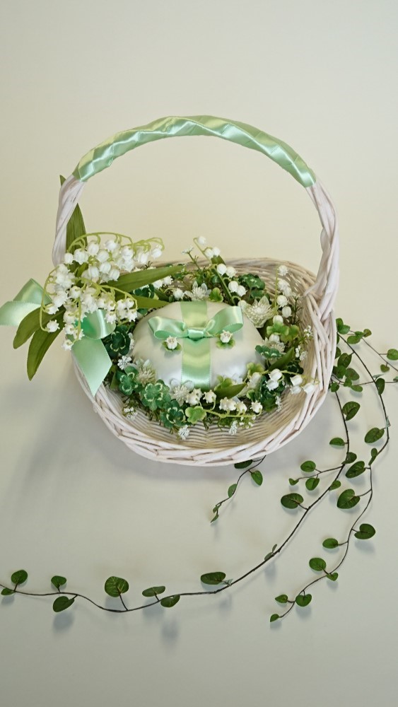 すずらんのリングピロー （四つ葉のクローバーとすずらんのリングピンがかわいい、バスケットのグリーン系リングピロー）