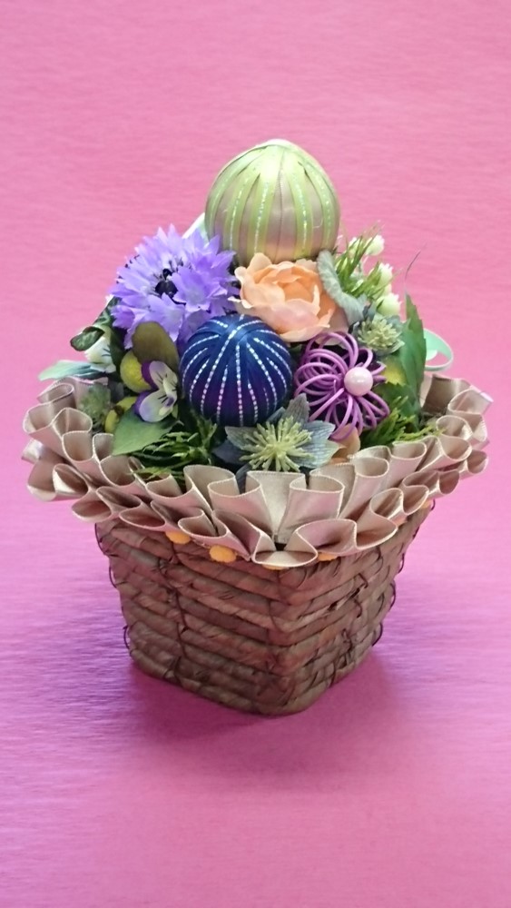 ワクワクがいっぱいバスケット（豪華なフリルバスケットに、手巻きリボンボールとミニバラ等のお花達を大人可愛く上品なアレンジ