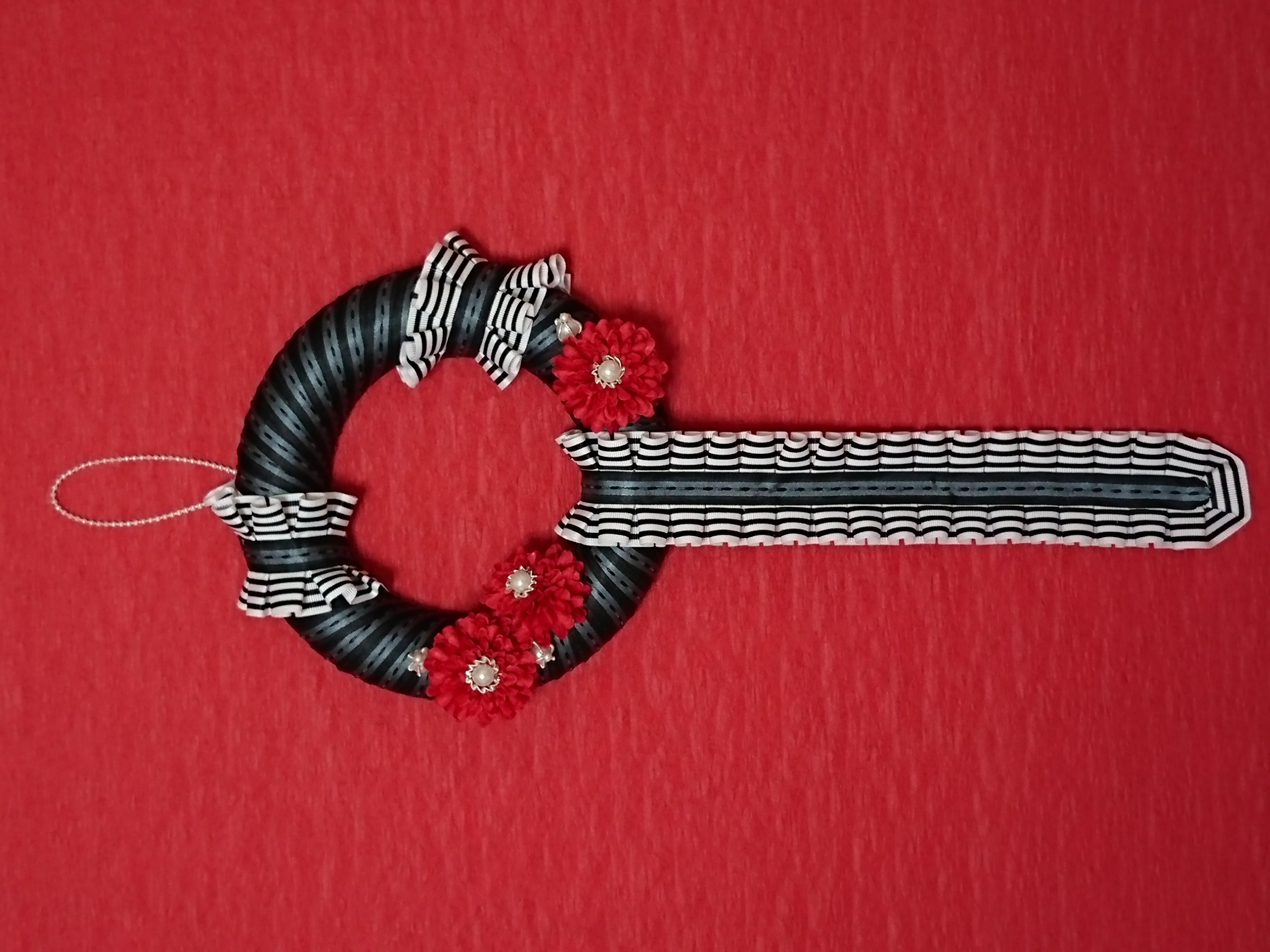 ゴブラン・フリルリボン リース(ブラック&レッド)