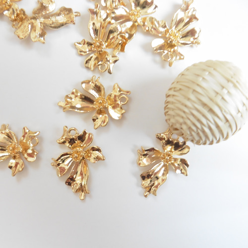 フラワーゴールドチャーム❁⃘*.ﾟ2個セット チャーム n&A 通販｜Creema 