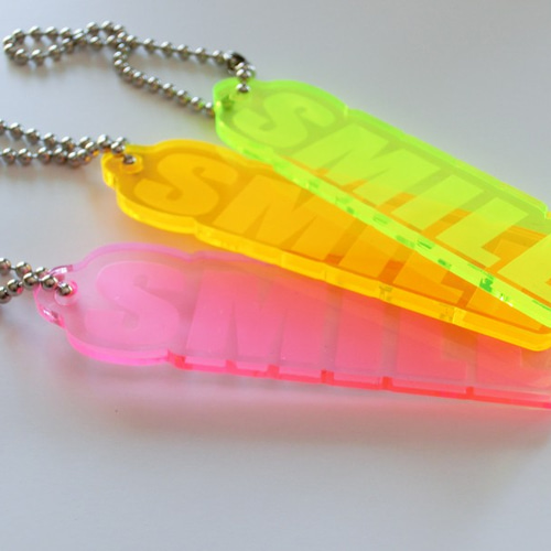 SMILE☆アクリルキーホルダー 蛍光3カラー キーホルダー Quality 通販