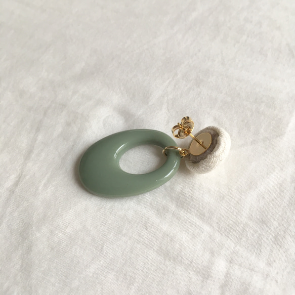 イヤリング/ピアス モスグリーンアクリルオーバルフープ×生成りくるみボタン イヤリング/ピアス　金属アレルギー対応 4枚目の画像