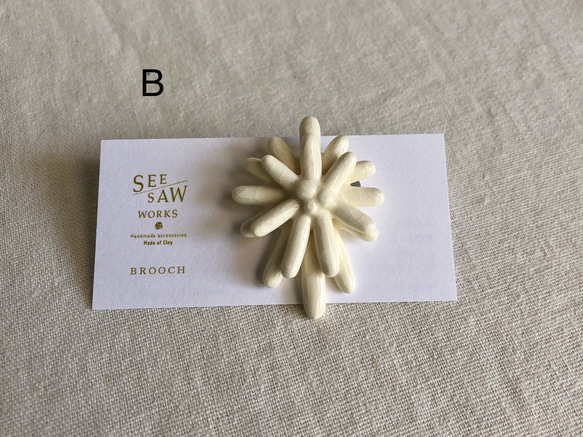 白いお花の陶ブローチ/タイプＡ 4枚目の画像