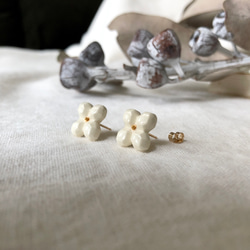 白花耳環“水晶花”（14kgf） 第7張的照片
