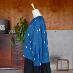 袖口タックのブラウス 刺繍 ブルー 2枚目の画像