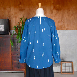 袖口タックのブラウス 刺繍 ブルー 3枚目の画像