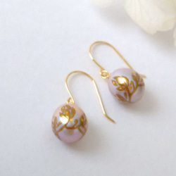 蒔絵パールピアス/揺れる花カラクサ /maki-e pearl earrings/flower arabesque 5枚目の画像