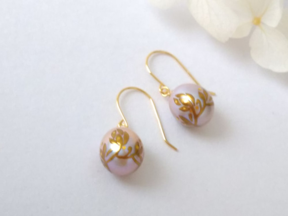 蒔絵パールピアス/揺れる花カラクサ /maki-e pearl earrings/flower arabesque 5枚目の画像