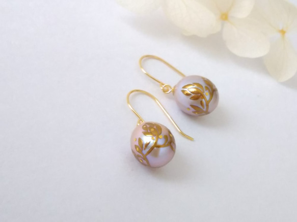 蒔絵パールピアス/揺れる花カラクサ /maki-e pearl earrings/flower arabesque 4枚目の画像