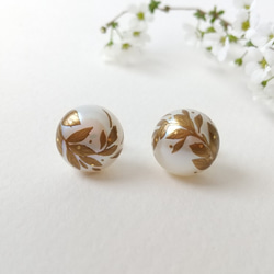 蒔絵パールピアス / 風と木の葉 / maki-e pearl earrings / leaves 2枚目の画像