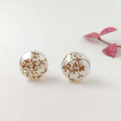 蒔絵パールピアス / タンポポの綿毛とスワロ / maki-e pearl earrings/dandelion 2枚目の画像