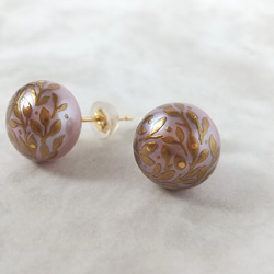 蒔絵パールピアス /紫の葉っぱの小手毬 /maki-e pearl earrings/leaf arabesque 3枚目の画像