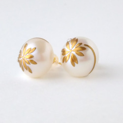 蒔絵パールピアス /ディジーとスワロ/maki-e pearl earrings/daisy & swarovski 2枚目の画像