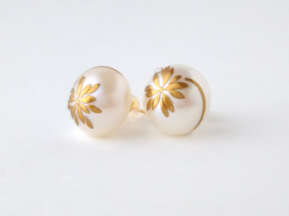 蒔絵パールピアス /ディジーとスワロ/maki-e pearl earrings/daisy & swarovski 2枚目の画像