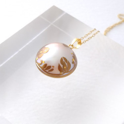蒔絵マベパールネックレス/花カラクサ/maki-e mabe pearl necklace/arabesque 3枚目の画像