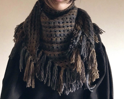 深いアースカラー ダブル格子のフリンジつき三角ストール ストール