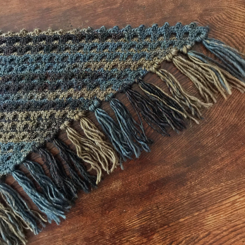 深いアースカラー ダブル格子のフリンジつき三角ストール ストール