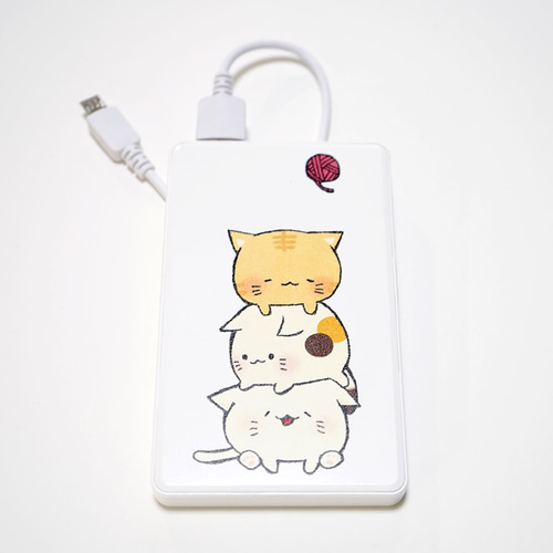 猫のモバイルバッテリー（スマホ等携帯充電池）「積まれ猫