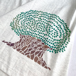 送料無料☆　型染め　ガジュマルの木のTシャツ　ステンシル　ナチュラル 3枚目の画像