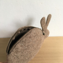 【受注制作】羊毛フェルト　ウサギのポーチ（ナチュラルブラウン） 5枚目の画像