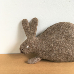 【受注制作】羊毛フェルト　ウサギのポーチ（ナチュラルブラウン） 4枚目の画像
