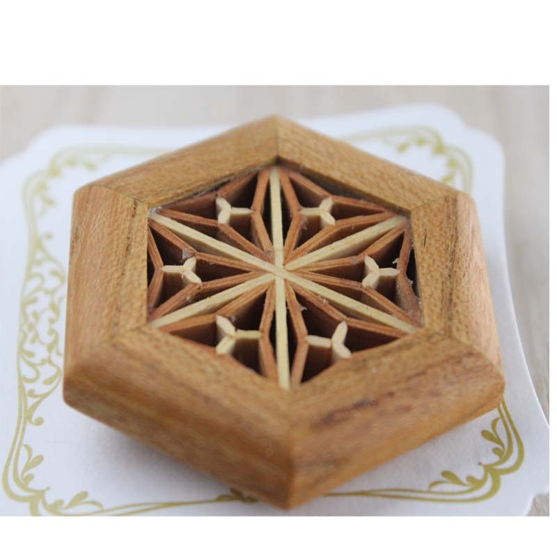 組子細工花葉 二重麻の葉文様ブローチ