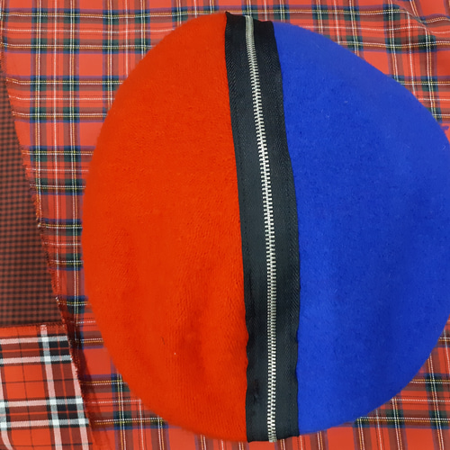 ロカビリーパンクロックアシンメトリーZIPベレー赤×黒 UKパンクロックファッション レッド＆ブルーアシンメトリーZIPベレー帽