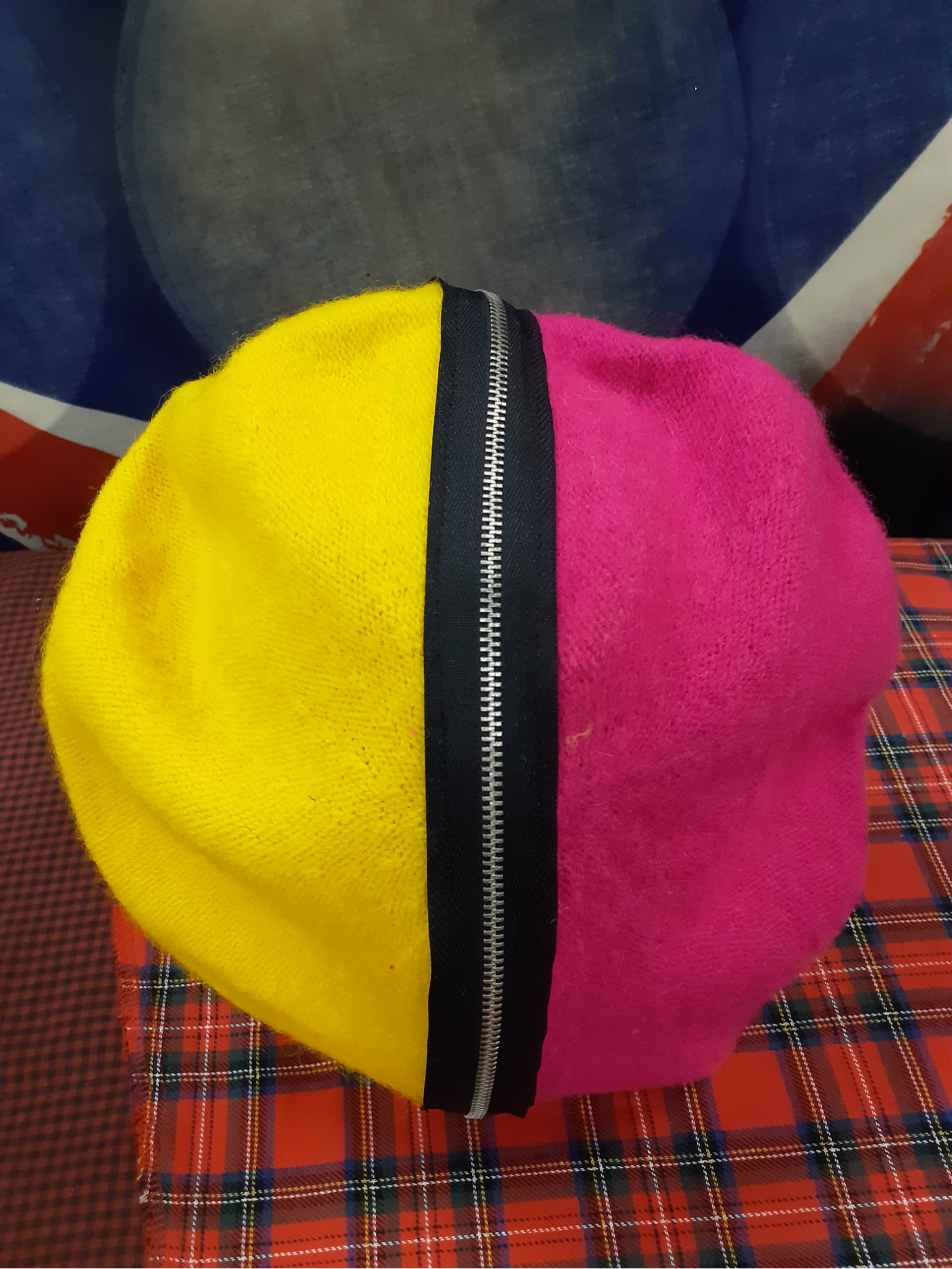 ロンドンパンク ロック ファッション セックスピストルズカラーZIPアシンメトリーベレー帽 ピンク×イエロー