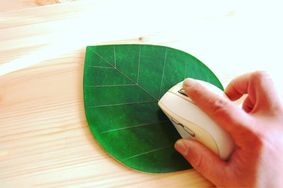 『葉っぱのマウスパッド』植物タンニン鞣し姫路レザー　刻印可 3枚目の画像