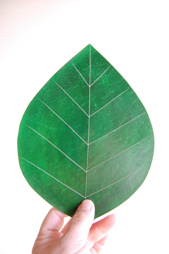 『葉っぱのマウスパッド』植物タンニン鞣し姫路レザー　刻印可 4枚目の画像