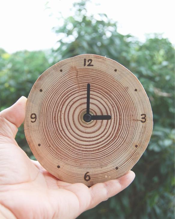 丸太の素朴な年輪時計【文字入れ】【天然木】【一点物】【木製時計】 1枚目の画像