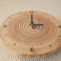 丸太の素朴な年輪時計【文字入れ】【天然木】【一点物】【木製時計】 2枚目の画像