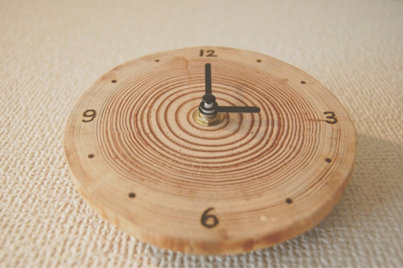 丸太の素朴な年輪時計【文字入れ】【天然木】【一点物】【木製時計】 2枚目の画像