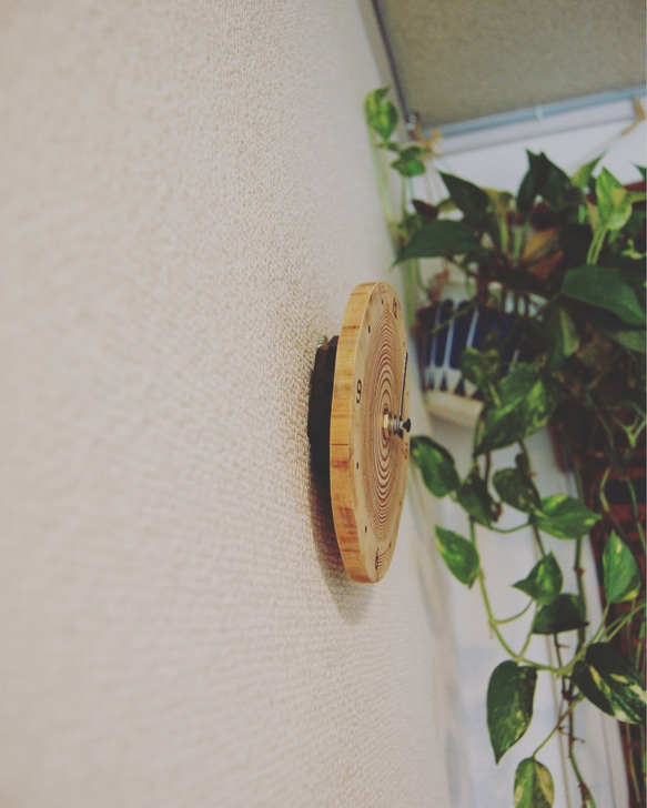 丸太の素朴な年輪時計【文字入れ】【天然木】【一点物】【木製時計】 4枚目の画像
