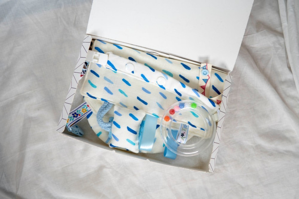 彌月禮盒 | 八重紗口水巾、安撫巾、奶嘴夾 | 藍色雨滴款 第1張的照片