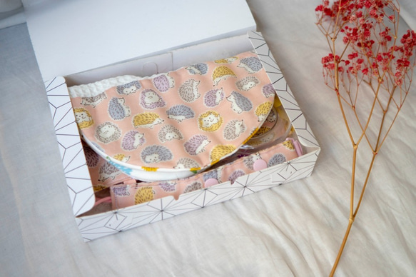 彌月禮盒 | 八重紗口水巾、安撫巾、奶嘴夾 | 粉色刺蝟 第1張的照片